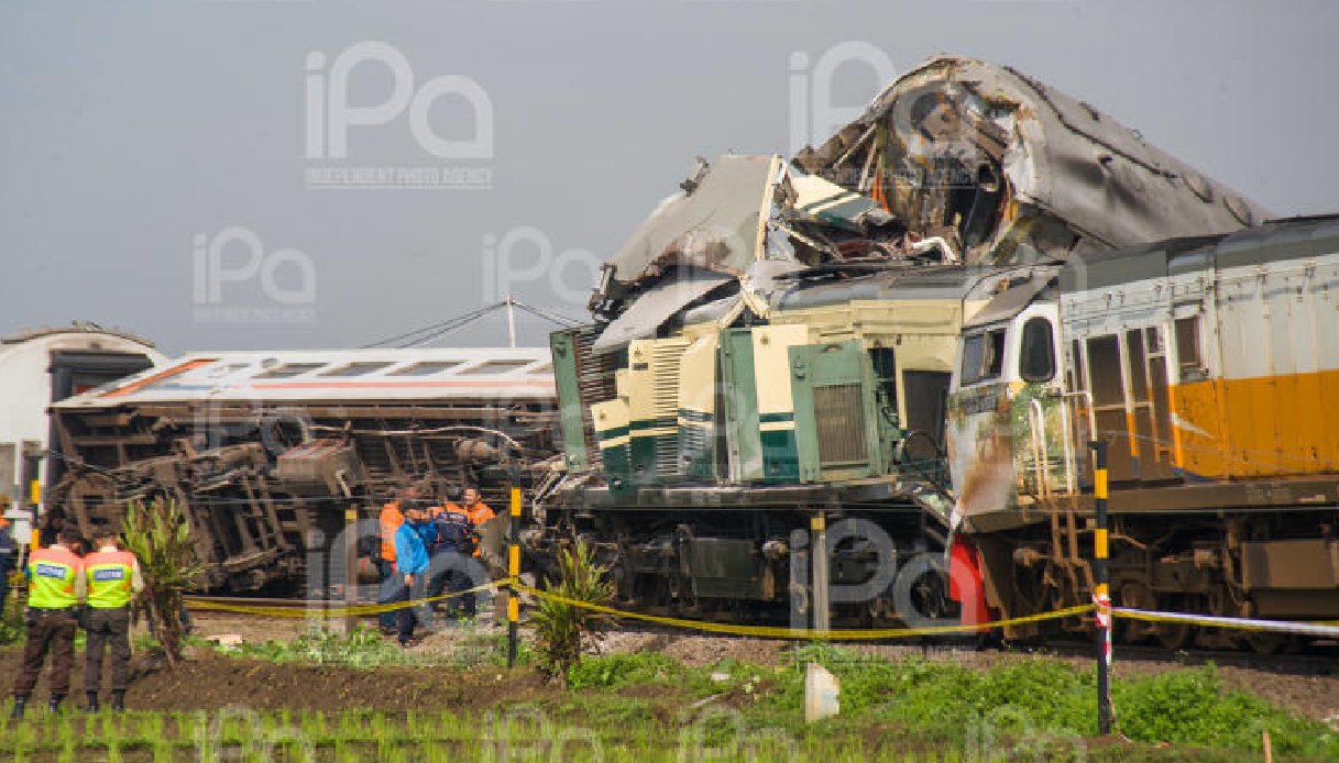 morti scontro treni Indonesia