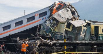 morti scontro treni Indonesia