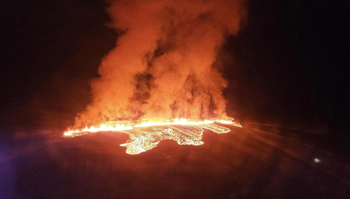 Nuova eruzione vulcanica in Islanda, dichiarato lo stato di emergenza: evacuata la città di Grindavik