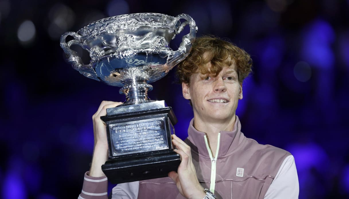 Sinner trionfa all'Australian Open: i complimenti della politica, da Meloni a Conte, da Salvini a Renzi