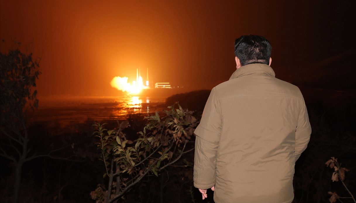 Kim Jong-un osserva il lancio di un missile