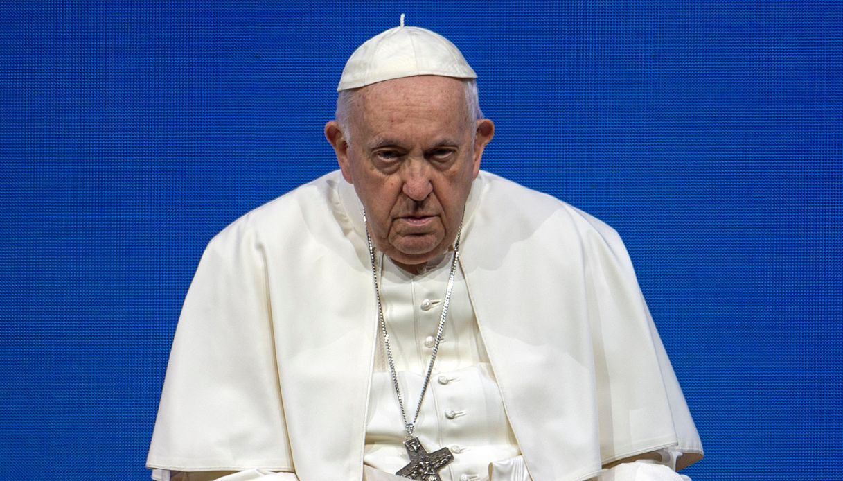 Il Vaticano torna sulle benedizioni delle coppie gay o "irregolari": dovranno essere "di pochi secondi"