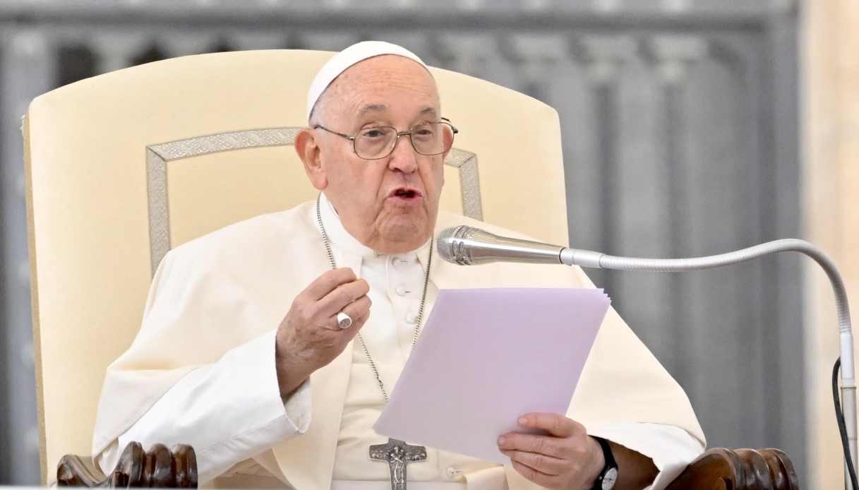Papa Francesco contro la maternità surrogata e l'utero in affitto, poi la frase sulla teoria gender