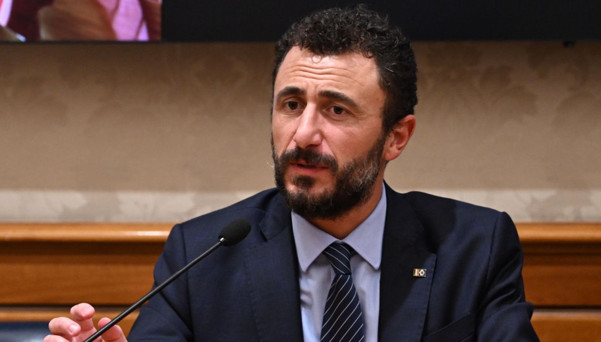 Emanuele Pozzolo e la pistola ma non solo: avviato l'iter per ritirare altre 6 armi al deputato di FdI