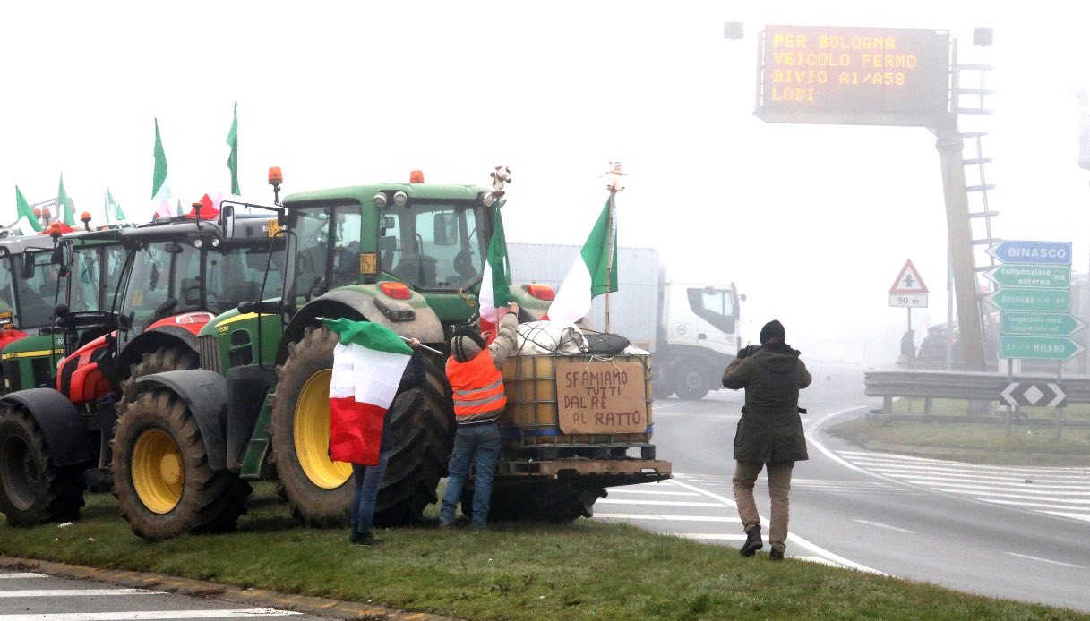 Trattori degli agricoltori in protesta bloccano il casello a Brescia, traffico dell'autostrada in tilt