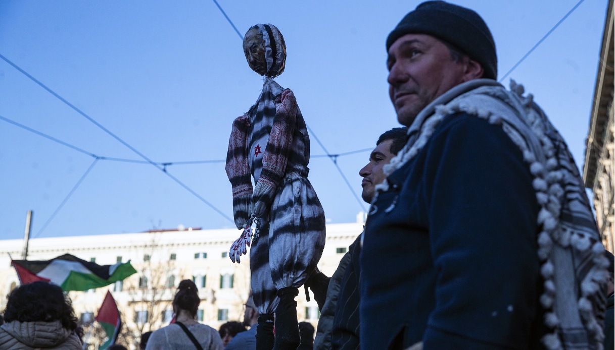 roma-benjamin-netanyahu-manichino-corteo-pro-palestina