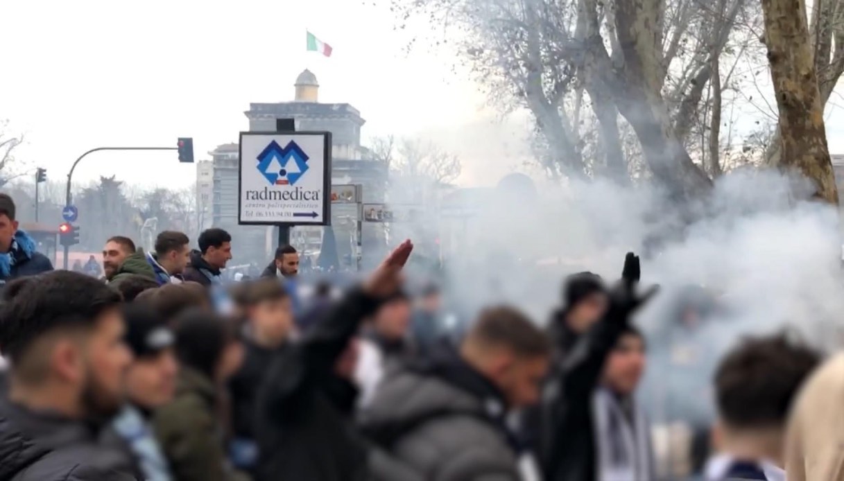 Tensione dopo il derby Lazio-Roma: tifoso accoltellato a Prati, scontri con la polizia a Ponte Milvio