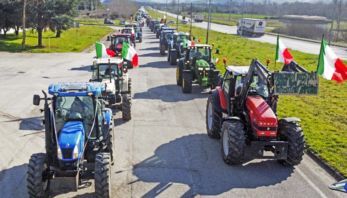 Protesta agricoltori coi trattori in Italia e in Europa, perché manifestano e cosa chiedono all'Ue