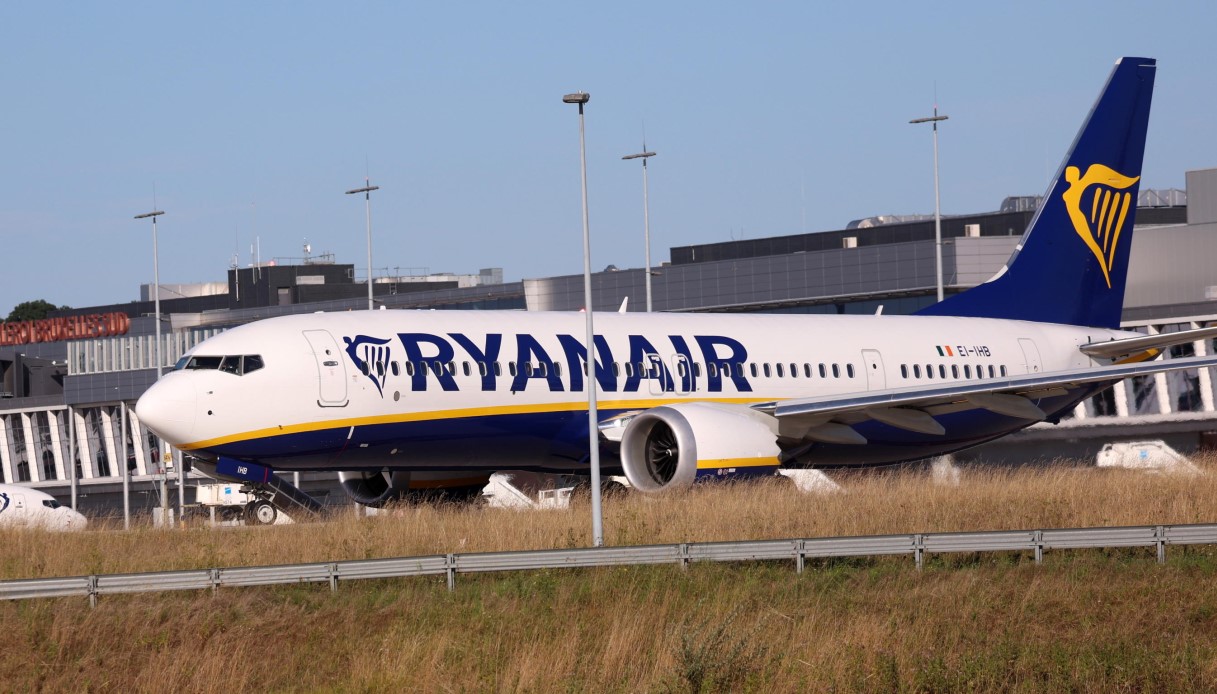 Rissa sul volo per le Canarie, aereo costretto ad atterrare in Portogallo: sette fatti scendere, un arresto