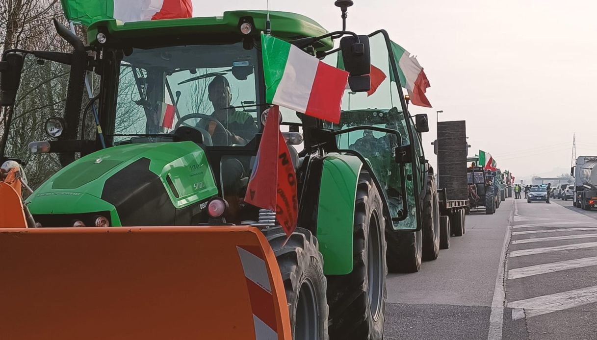 Agricoltori protestano con i trattori in strada
