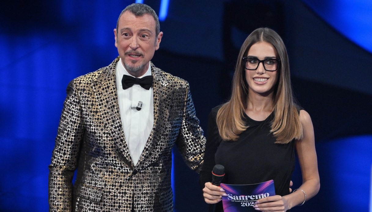 Amadeus a Sanremo 2024 replica in diretta alle polemiche su John Travolta e parla di Giovanni Allevi