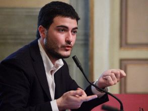 ALBERTO ANGELA A FERRARA PER RIPRESE PROGRAMMA RAI. OGGI IL DIVULGATORE IN  PIAZZA MUNICIPALE, TANTI I CURIOSI