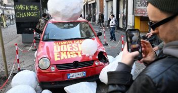 auto-distrutta-grandine-milano-fashion-week-cambiamento-climatico