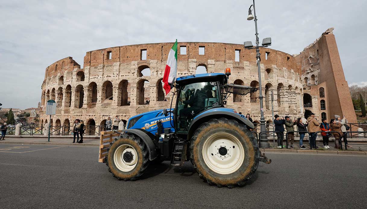 Protesta dei trattori al Colosseo a Roma