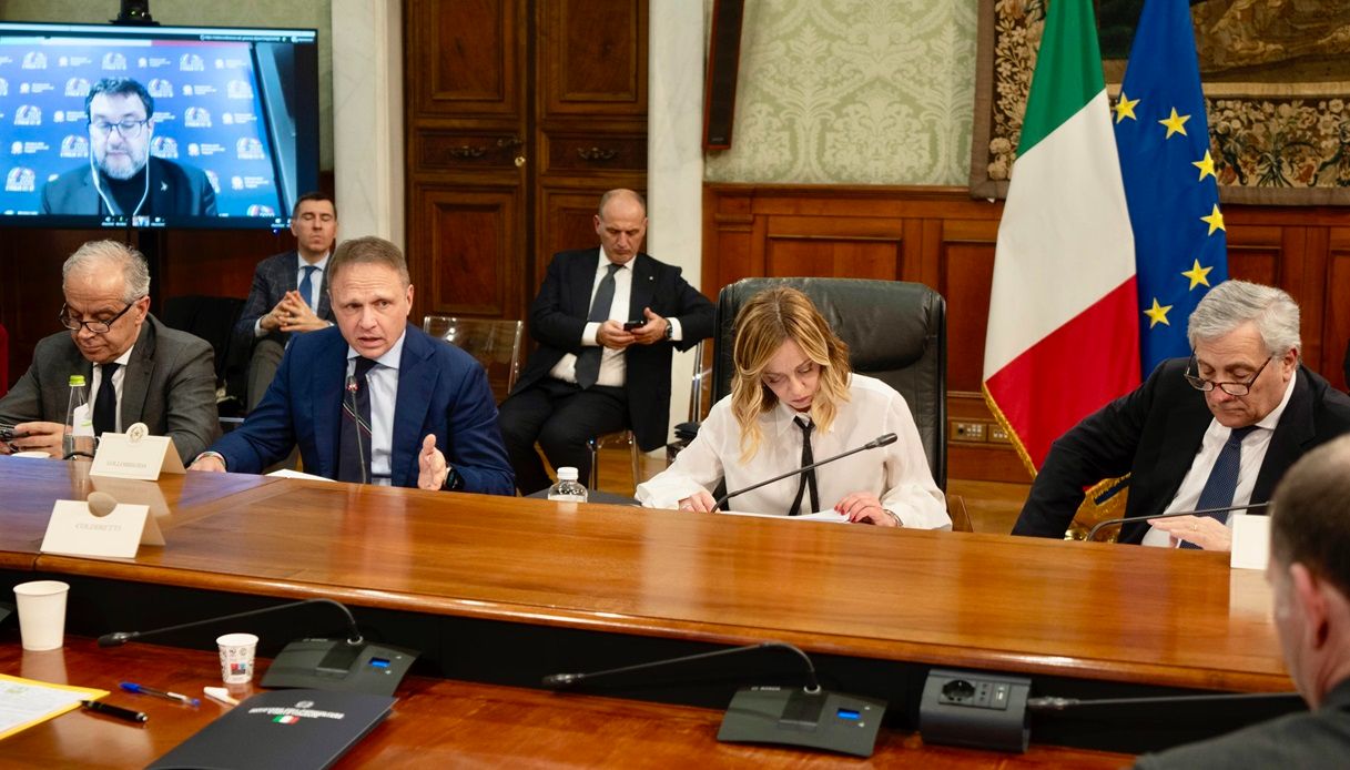 Scontro sull'esenzione Irpef per gli agricoltori: tensioni tra la premier Giorgia Meloni e il vicepremier Matteo Salvini