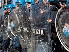 Manganellate davanti al consolato americano a Firenze, la procura apre un'inchiesta: acquisiti i video