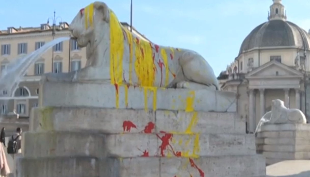 Blitz Degli Animalisti A Piazza Del Popolo A Roma, Fontana Imbrattata ...