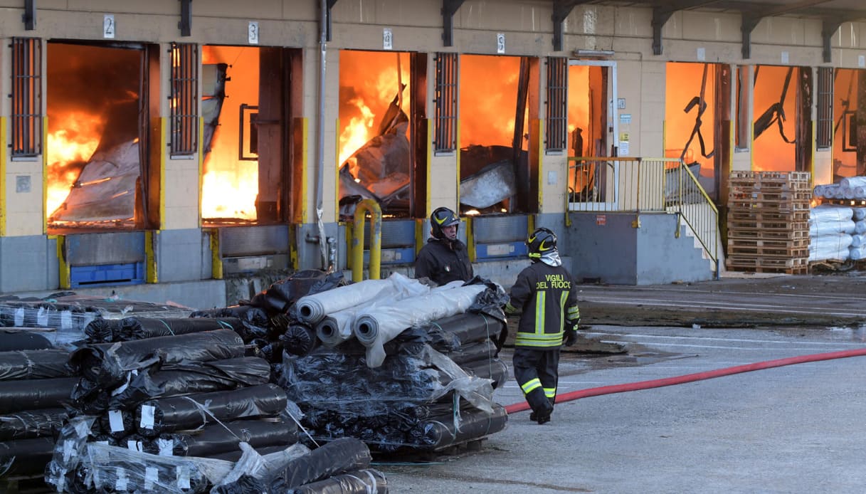 Incendio a Truccazzano vicino Milano, azienda di materiale plastico in fiamme: accertamenti sulle cause