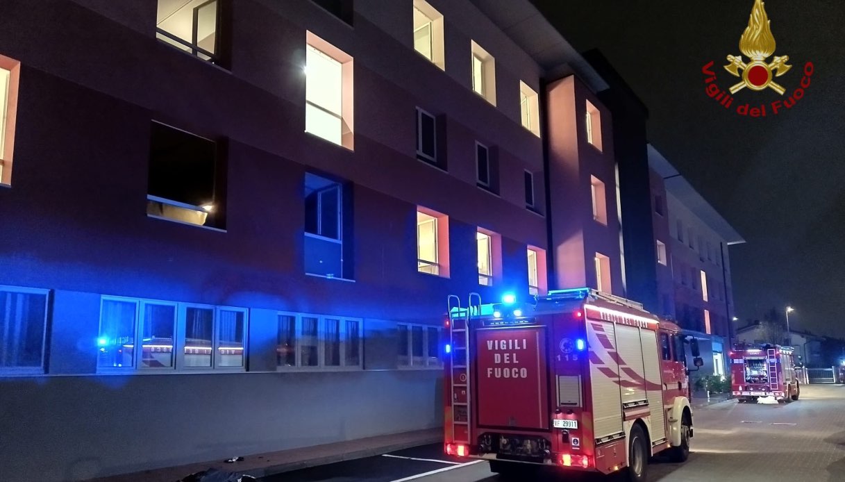 Incendio a Limbiate in una Rsa casa di riposo vicino Monza: evacuati i 40 ospiti anziani della struttura