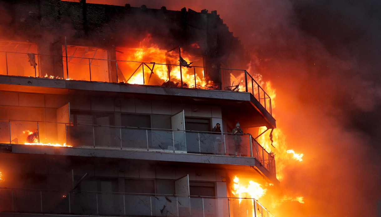 Incendio in un palazzo di 14 piani a Valencia