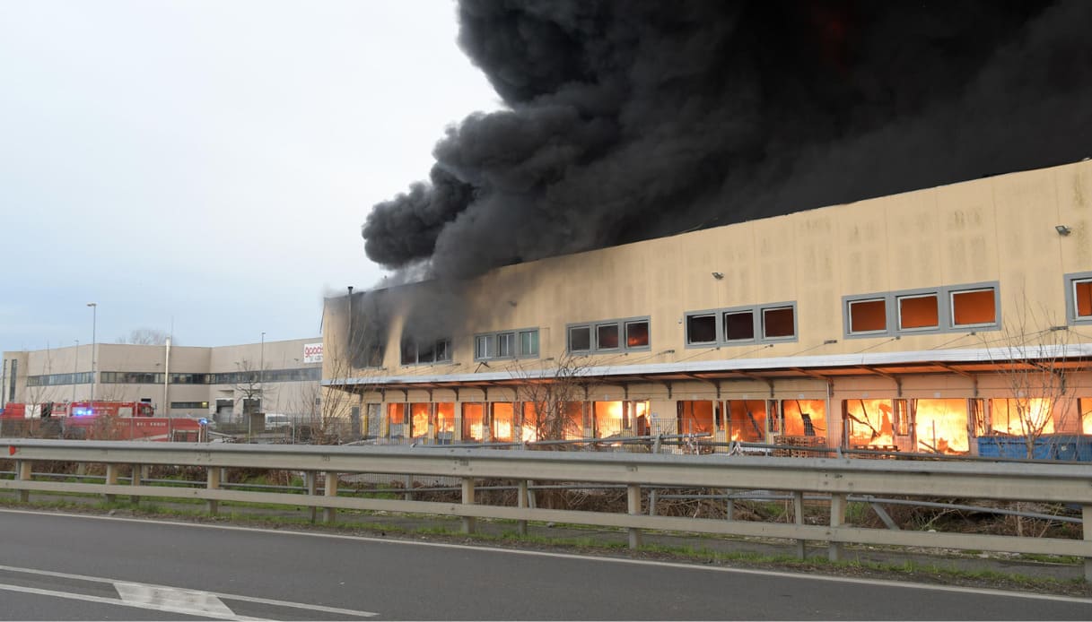 Incendio a Truccazzano vicino Milano, azienda di materiale plastico in fiamme: le immagini del rogo