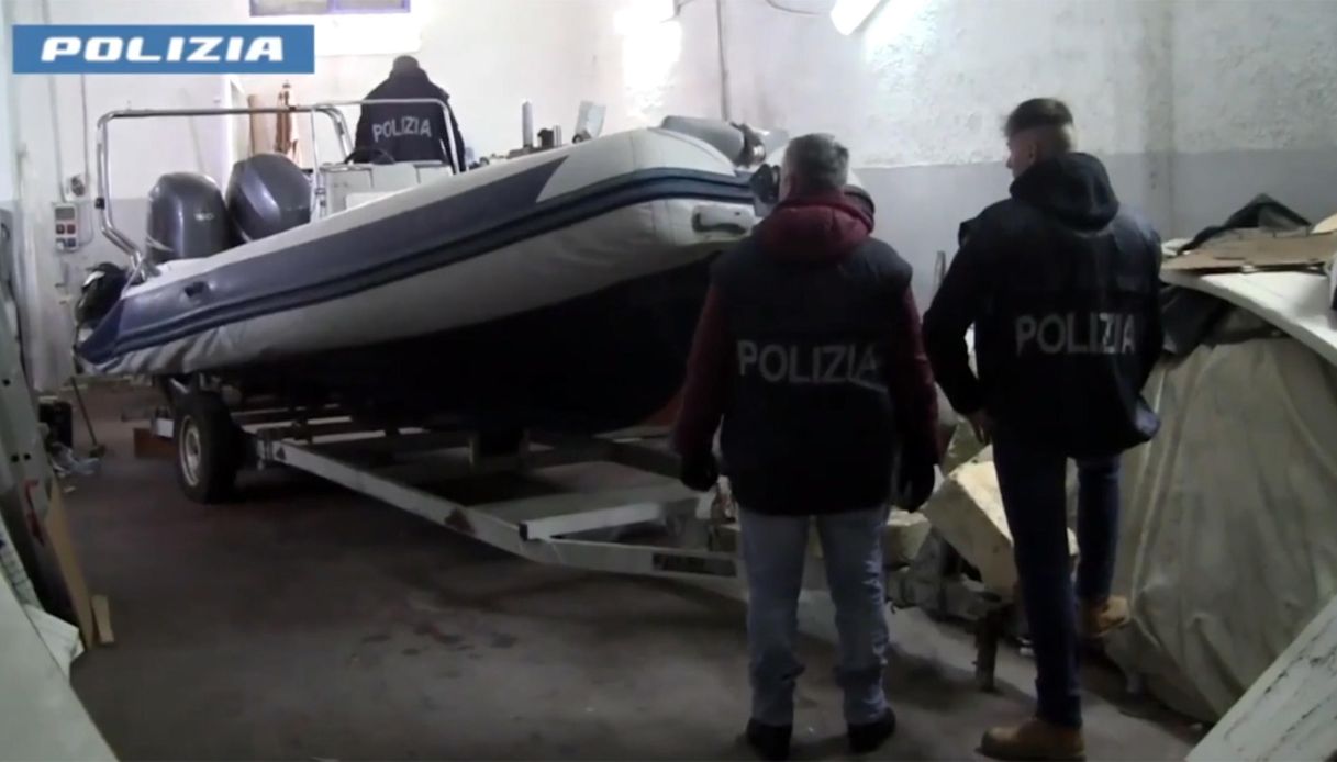 Traffico di migranti su gommoni di lusso a Trapani: 12 fermi per i "viaggi vip", coinvolto anche ex poliziotto