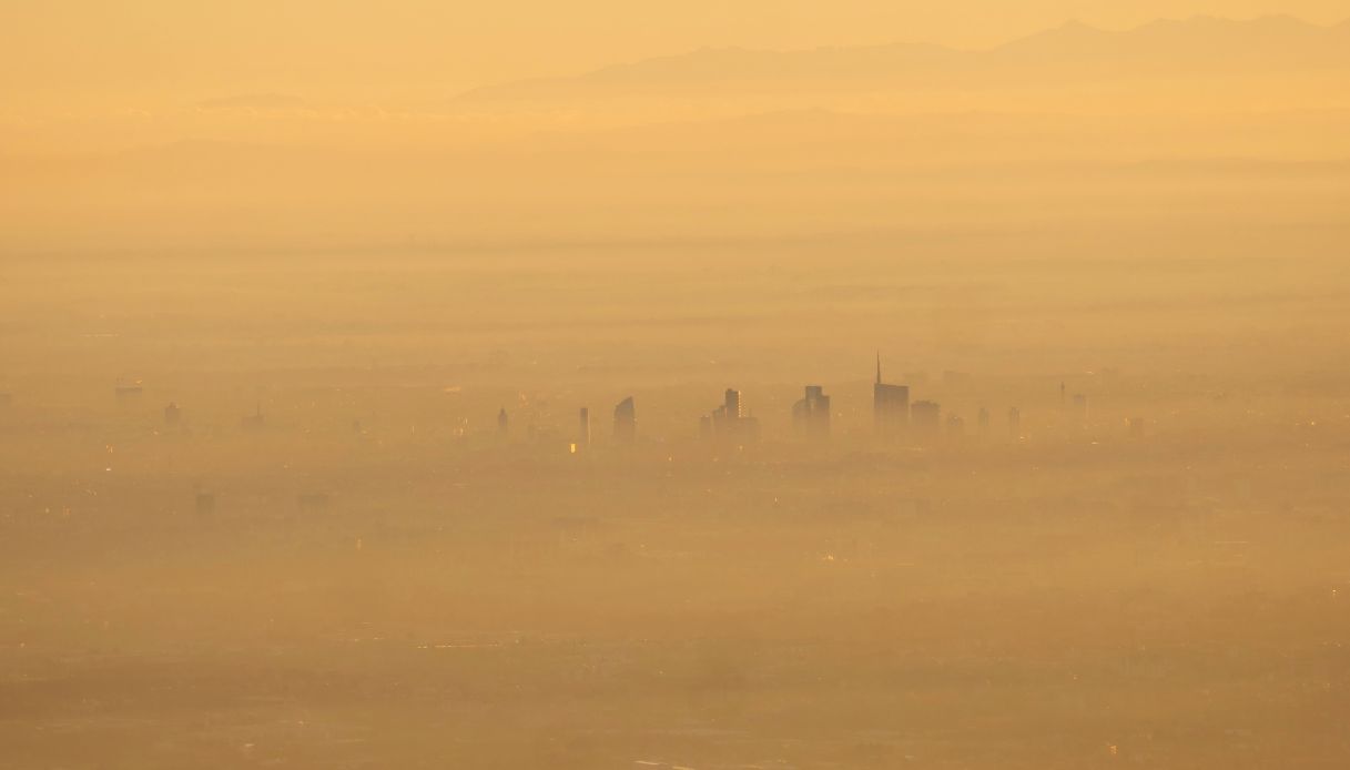 Milano è la terza città al mondo per inquinamento per lo smog: allarme nella Pianura Padana, i dati shock