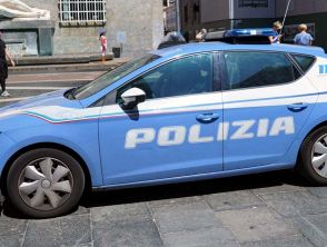Minaccia suicidio dal quinto piano di un palazzo a Pescara: la trattativa con la polizia dura da circa 24 ore
