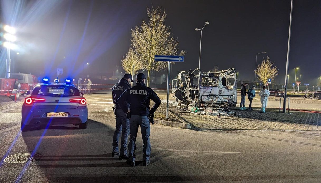 Camper va a fuoco a Ferrara, due morti: i testimoni riferiscono di aver udito delle esplosioni
