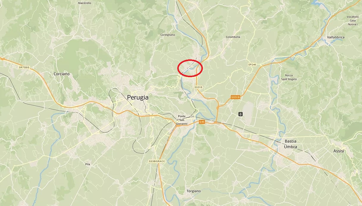 Grave incidente alle porte di Perugia: morto un motociclista nello scontro con due auto, quattro feriti