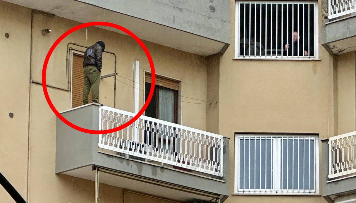 Minaccia di buttarsi dal balcone di un palazzo a Pescara: la trattativa con  la polizia dura da oltre 36 ore