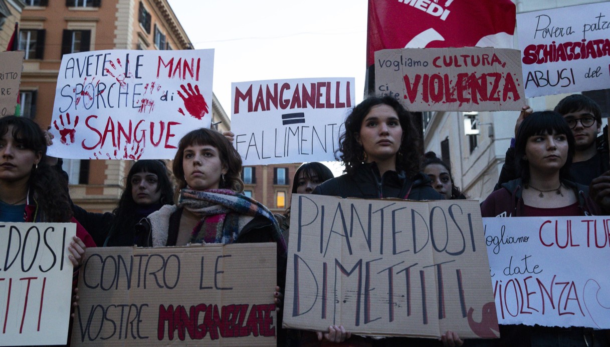 "Piantedosi dimettiti", a Roma la mobilitazione degli studenti dopo le manganellate della polizia