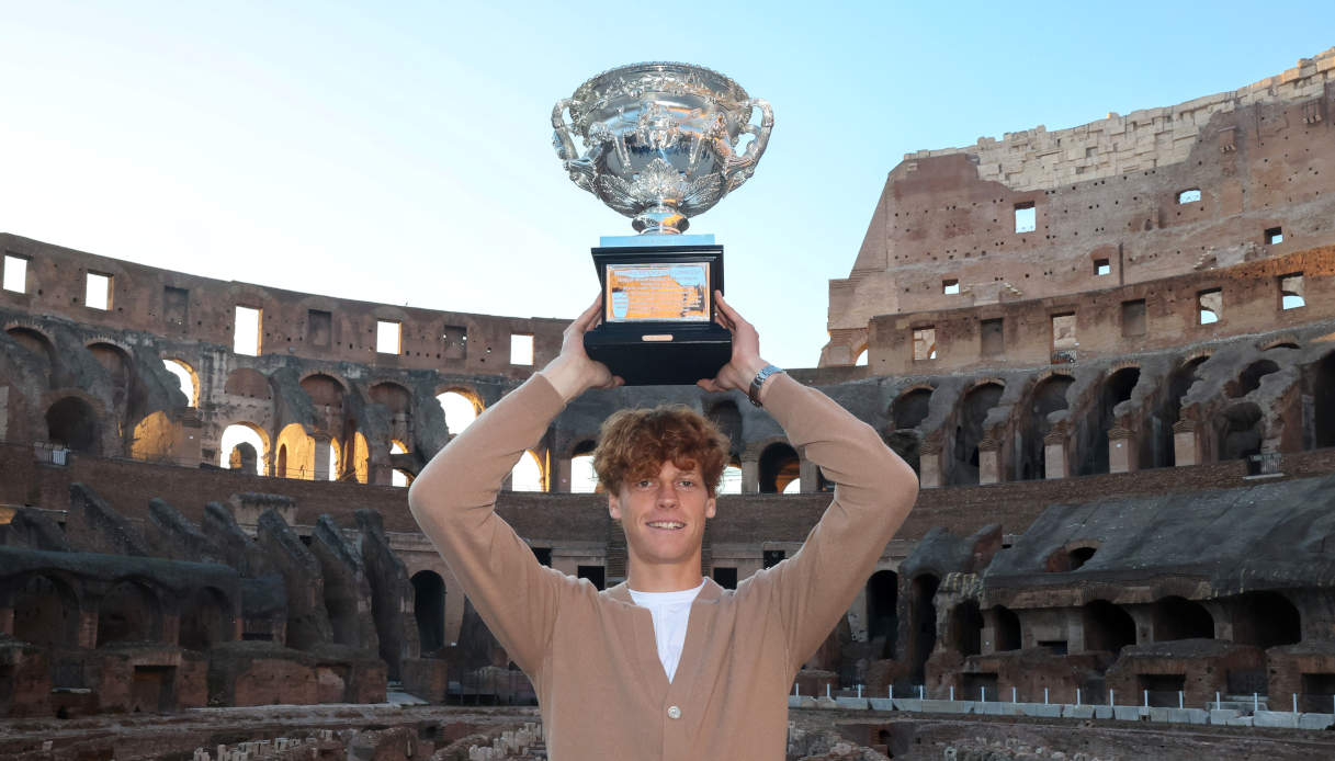 Jannik Sinner al Colosseo per festeggiare la vittoria degli Australian Open con la coppa vinta.