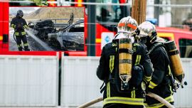 Violento incidente a Strozza in provincia di Bergamo: due auto si schiantano e prendono fuoco, quattro feriti