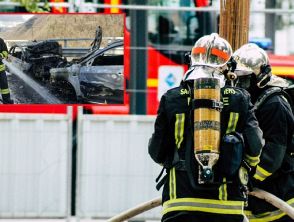 Violento incidente a Strozza in provincia di Bergamo: due auto si schiantano e prendono fuoco, quattro feriti