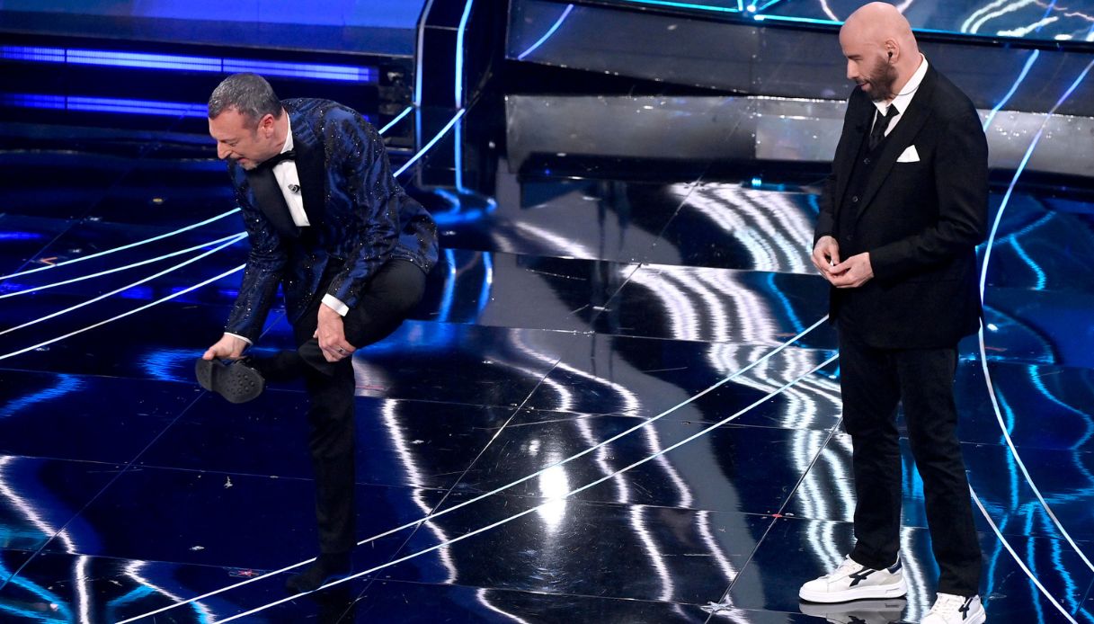 Bufera sulle scarpe di John Travolta a Sanremo 2024: i primi piani