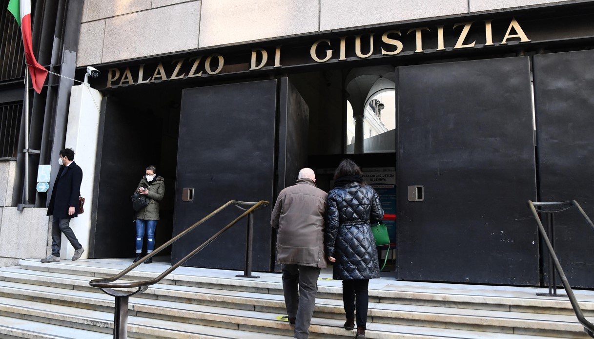Tribunale di Genova evacuato per un allarme bomba: strade chiuse, artificieri in azione a caccia dell'ordigno