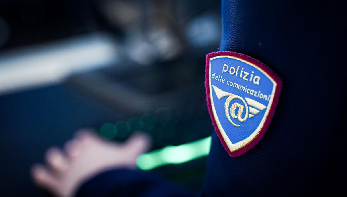 Si presentava con un distintivo della Polizia, era una truffa