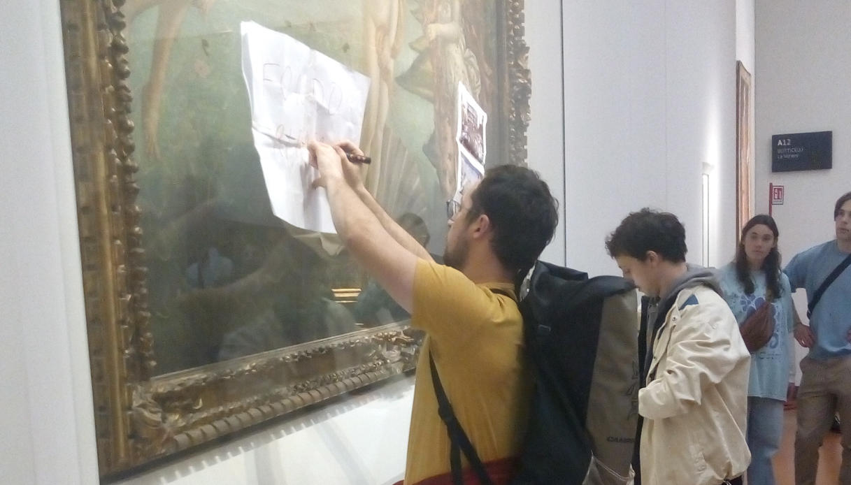 Gli attivisti di Ultima Generazione attaccano immagini alla Nascita di Venere di Botticelli