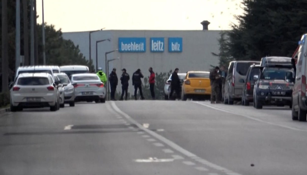 Il fermo immagine mostra polizia all'esterno della fabbrica, Istanbul