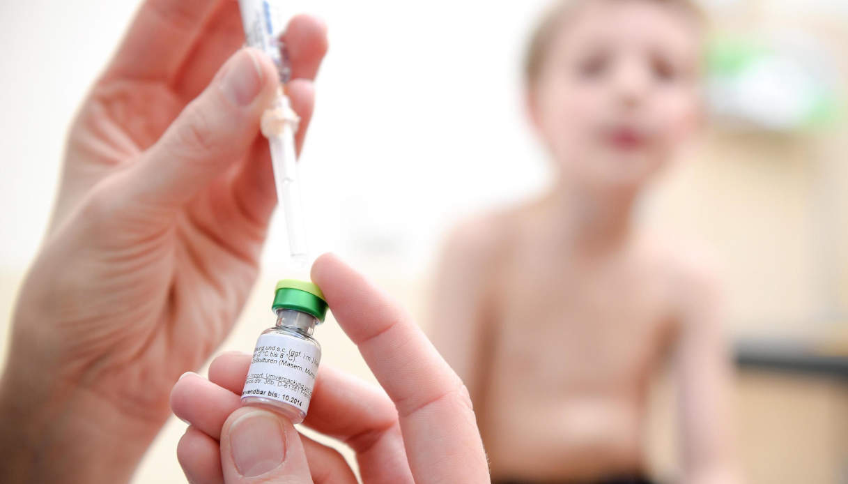 Un bambino si sottopone alla vaccinazione per il morbillo