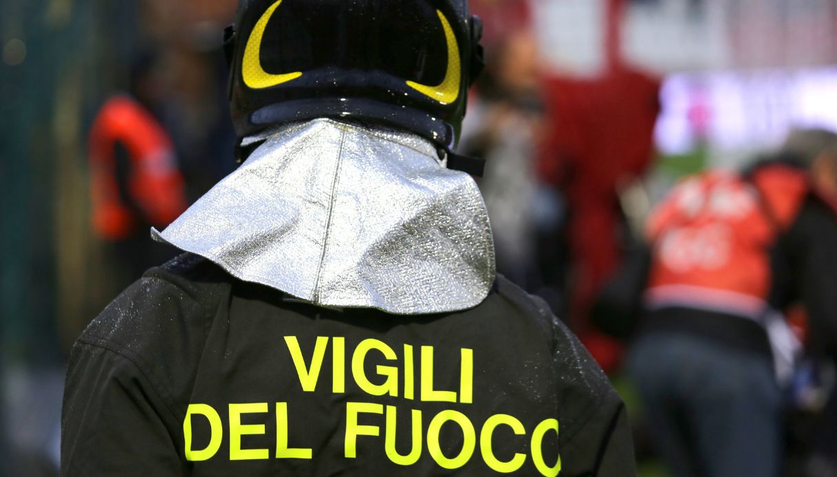 Diverse frane nella provincia di Lucca, auto travolta dai detriti: due persone a bordo intrappolate
