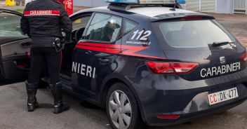 Vive per 4 mesi col cadavere del padre