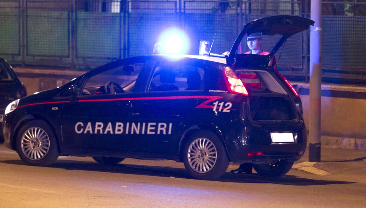 Ragazzi prendono in giro alcune prostitute a Roma: auto distrutta a  bastonate da un gruppo di uomini