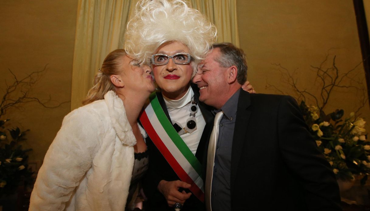 Madame SiSì morta a Desenzano vicino Brescia: è stata la prima drag queen a celebrare un matrimonio in Italia