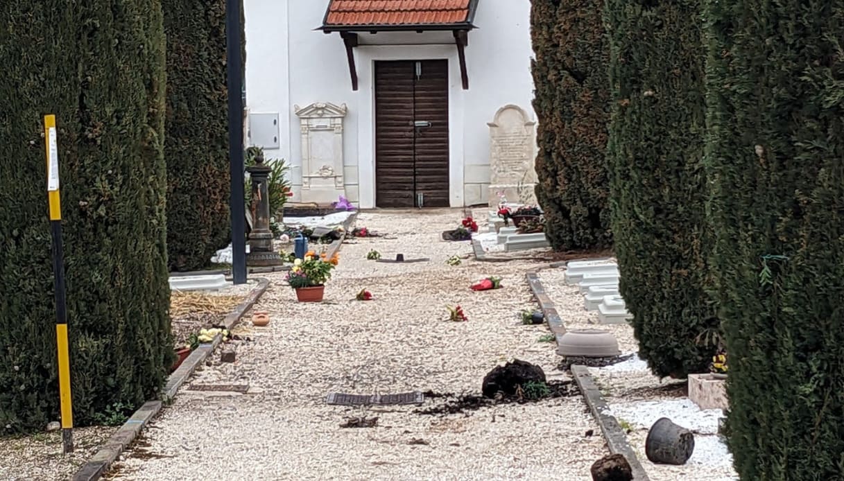 Tombe del cimitero di Meano a Trento devastate dai vandali: vernice sulle lapidi e vasi distrutti