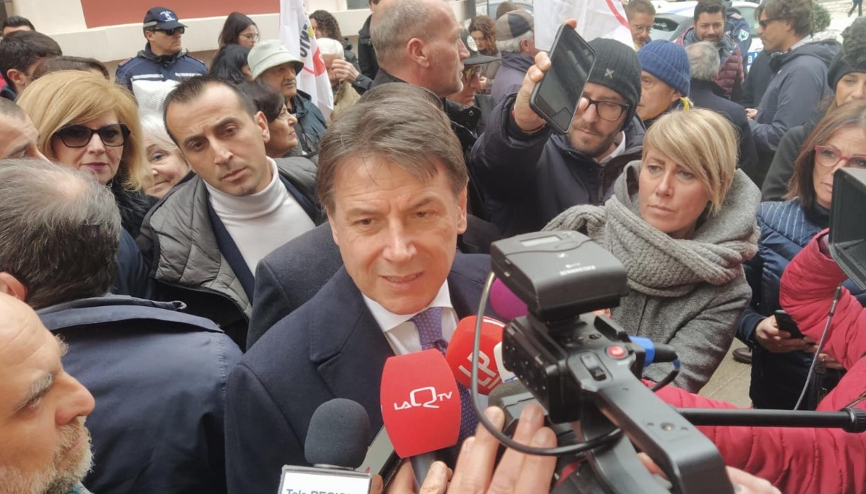 Giuseppe Conte e la previsione sulle elezioni regionali in Abruzzo: la frecciata a Marsilio e Giorgia Meloni