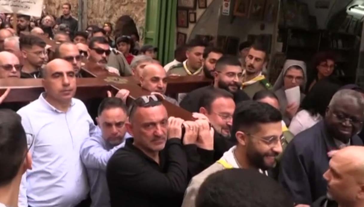 Precede La Pasqua Per Oltre Un Mese A Gerusalemme processione dei cristiani per il Venerdì Santo che