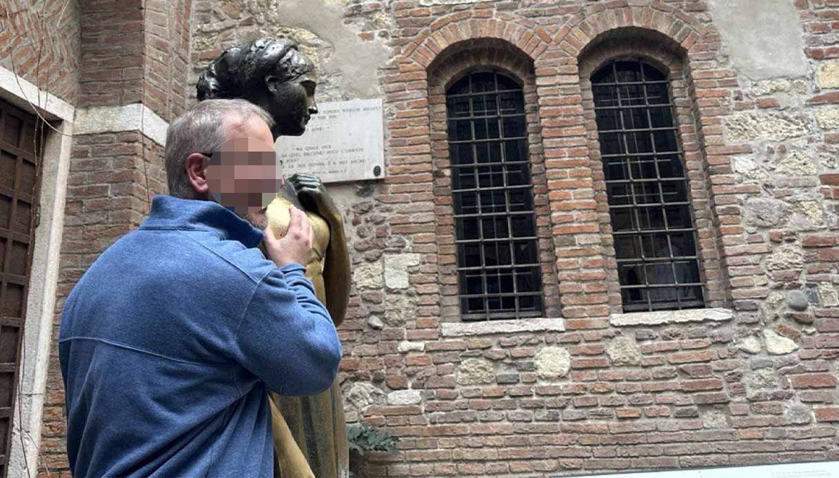 verona statua giulietta buco danno seno destro