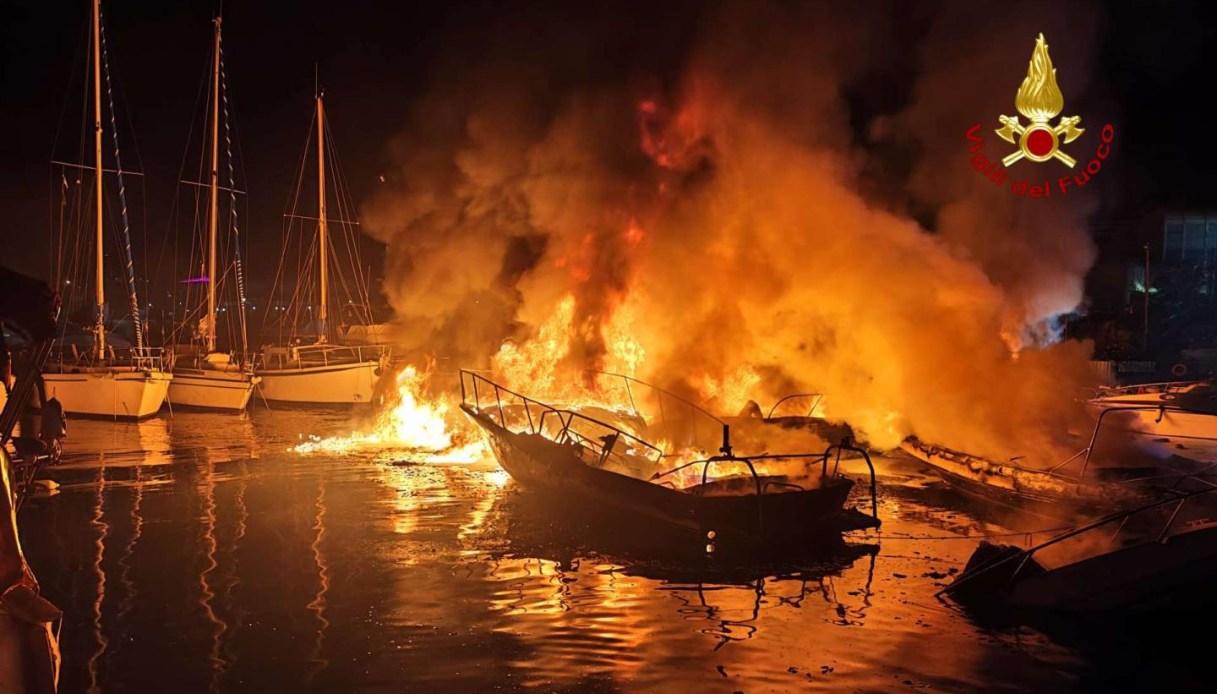Incendio nel porto turistico di Pra